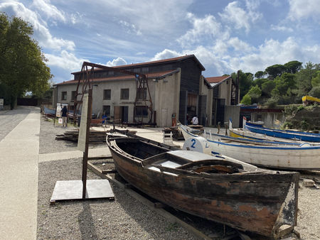 Atelier de restauration des barques catalanes